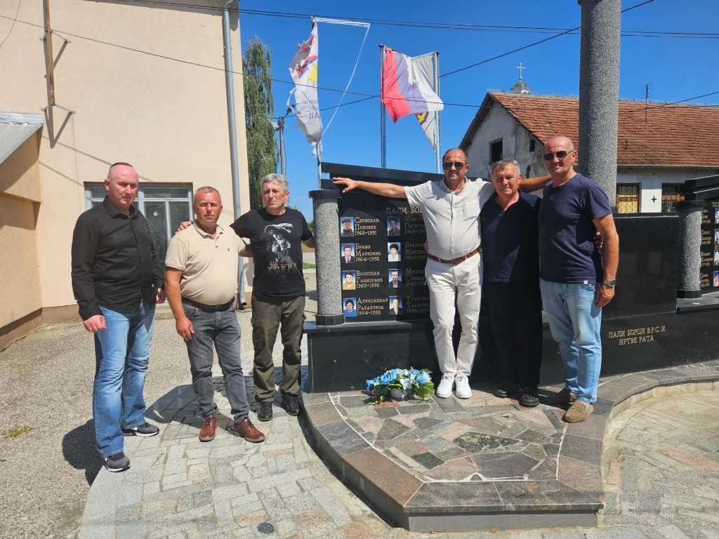 Обилазак спомен-обележја палим борцима