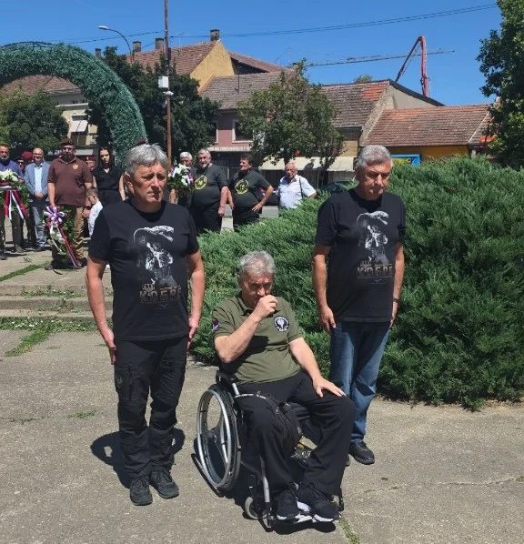 Полагање цвећа на споменик јунацима са Кошара и Паштрика