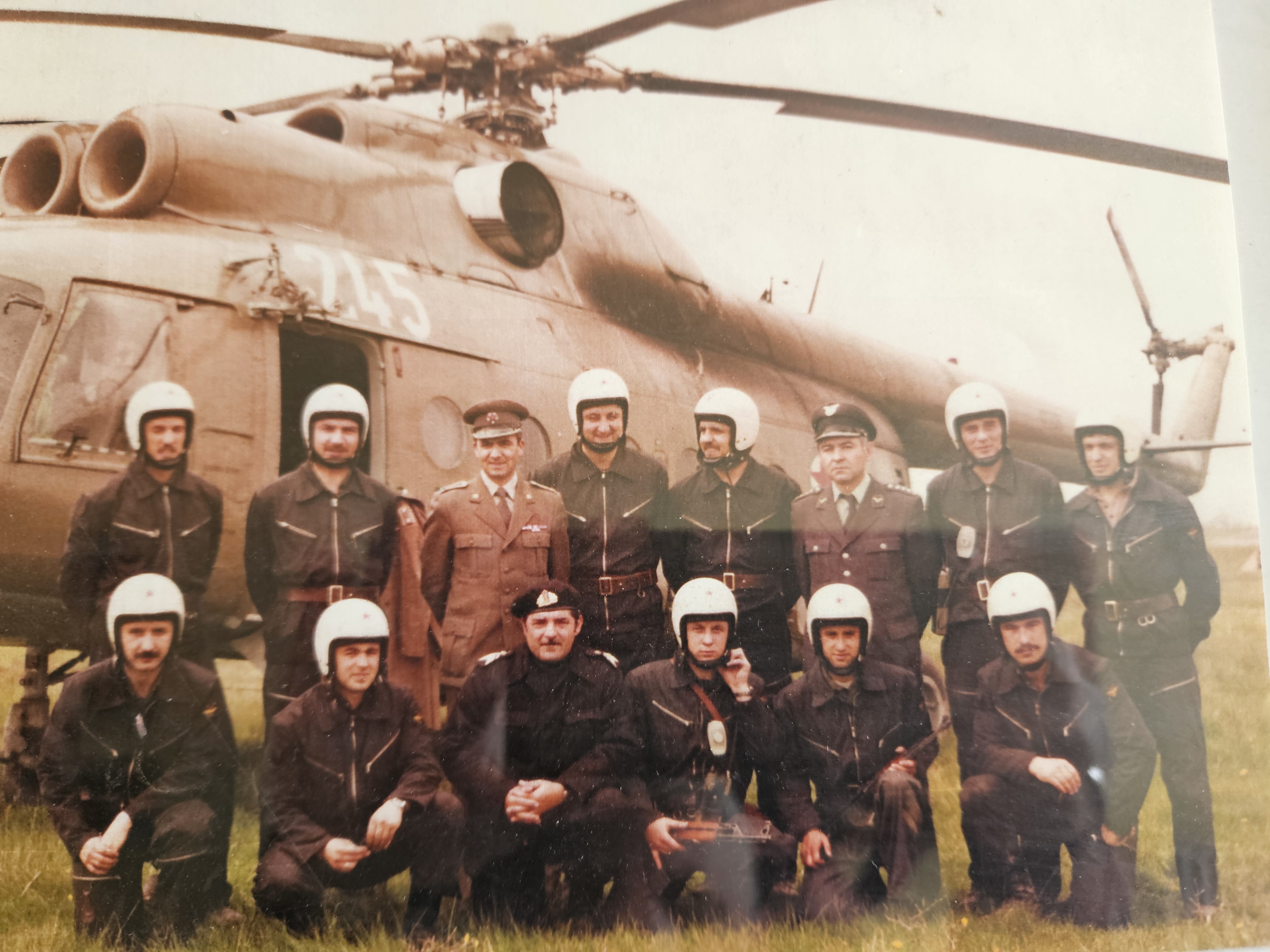 Архивска фотографија припадника јединице испред војног хеликоптера